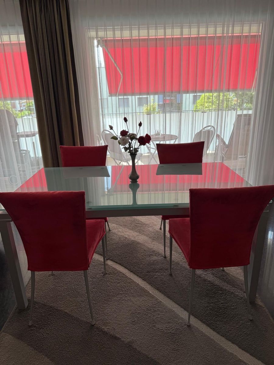 Set de table et chaises: Tisch mit Stühlen – D'occasion à Zuerich par HaYvFoRu 1