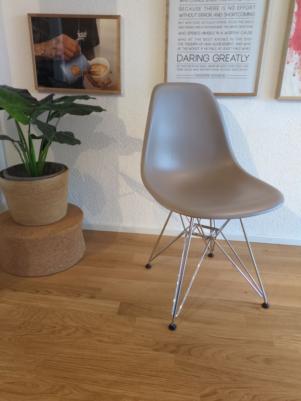 Vitra Sedie: Original Eames Plastic Side Chair DSR Farbe 23 – Usato da Horgen venduto da jen_x8fv
