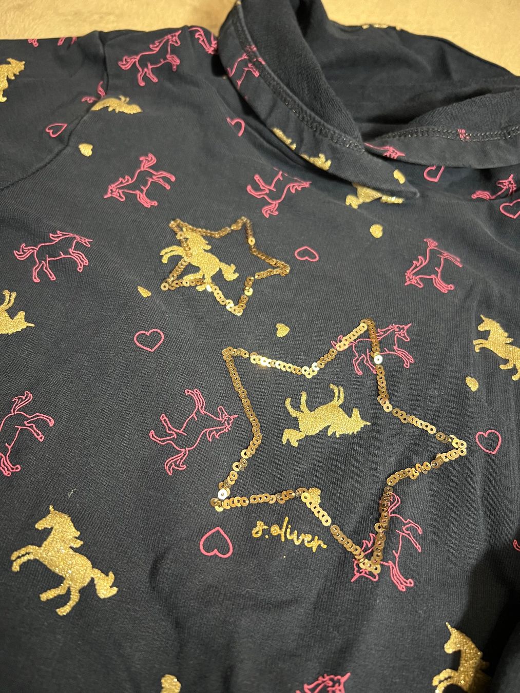 S.Oliver Pullover & Sweatshirts: S.Oliver Pullover, Gr. 116/122, Einhorn Motiv, Top Zustand! – Gebraucht aus Bottenwil von topshop 1