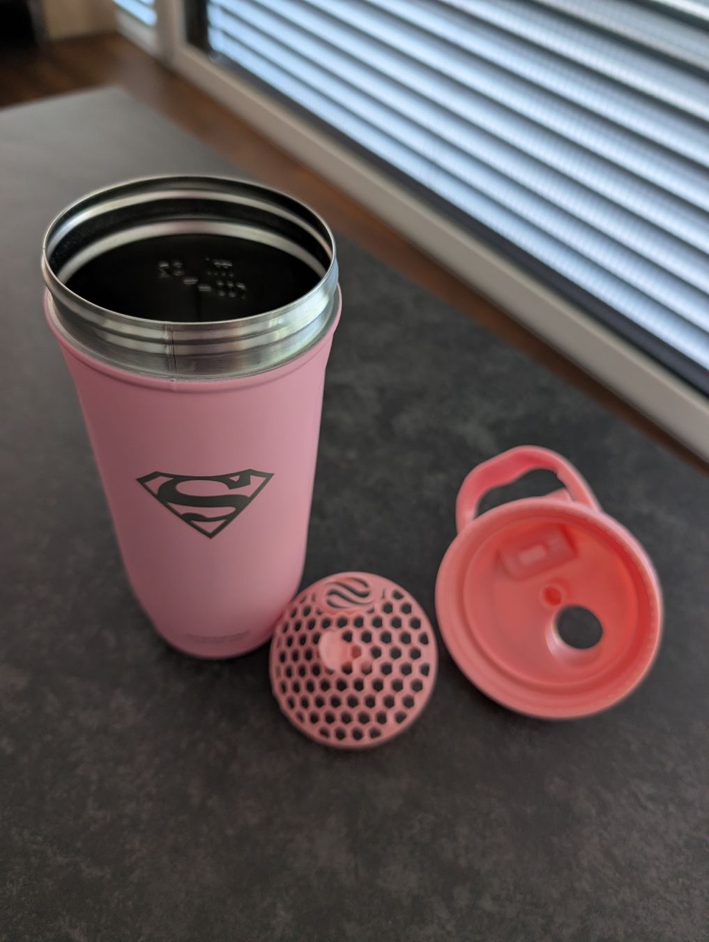 Borracce & Thermos: Smartshake shaker bottle pink Superman logo good condition – Nuovo (secondo la descrizione) da Zug venduto da skl_mpp8 2