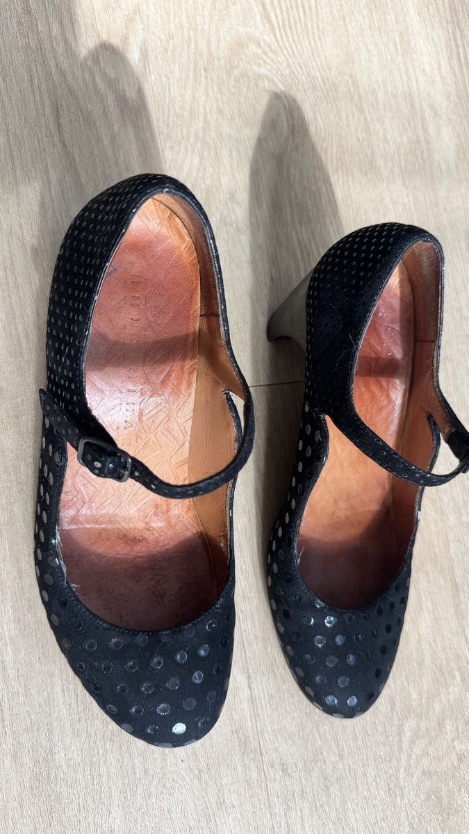 Chie Mihara Scarpe da donna: Chi Mihara Wildleder Pumps mit Riemchen, Grösse 37,5 – Usato da St. Niklausen LU venduto da Ispaar 2