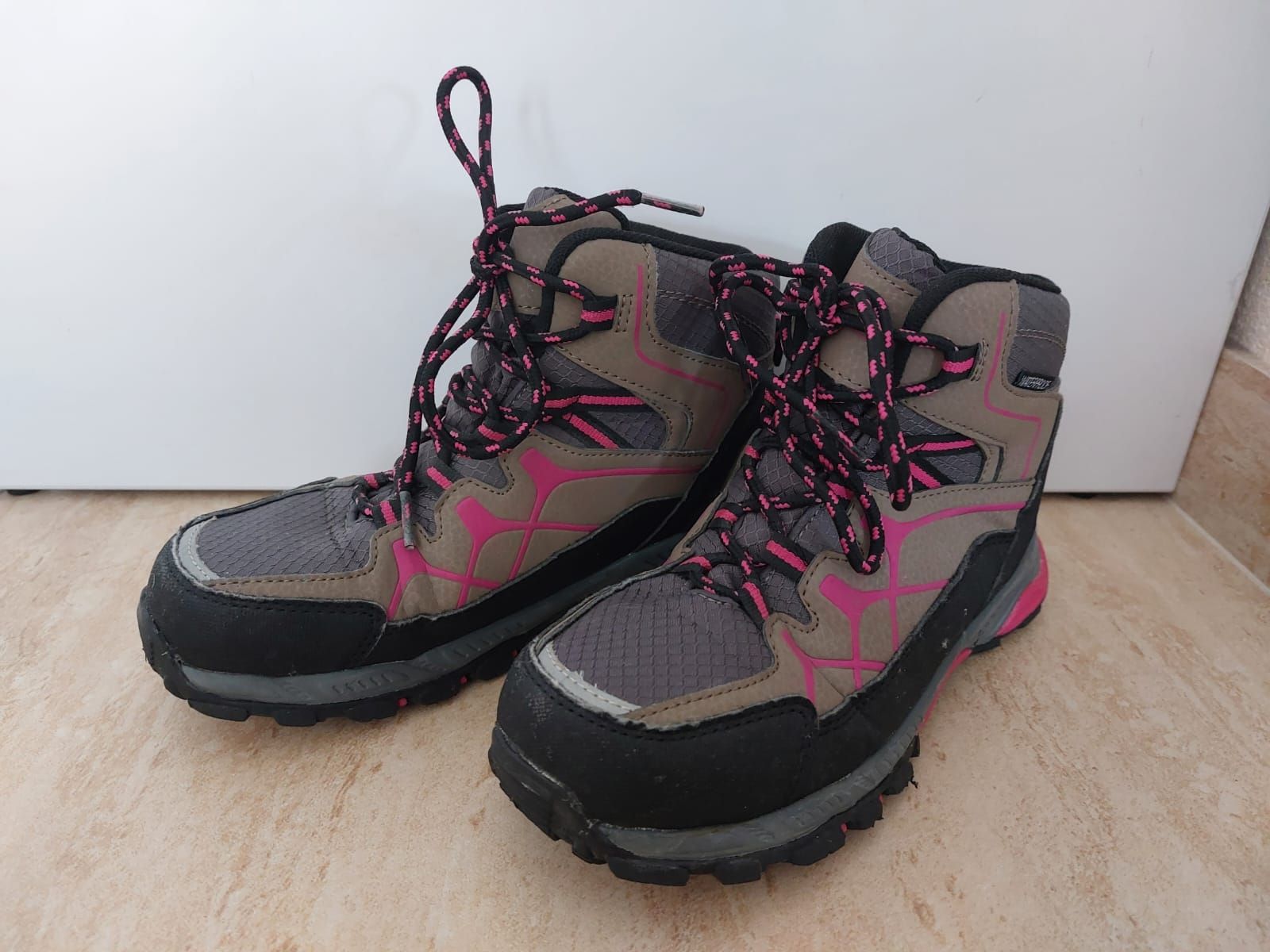 Decathlon Scarpe per ragazze: Chaussures de randonnée imperméables, taille 34! – Usato da Mont-sur-Lausanne venduto da ane_pgq6 5