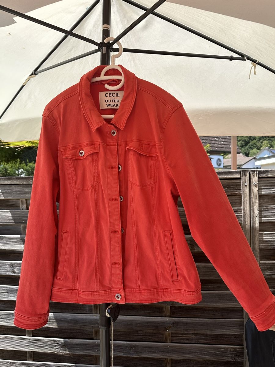 Vestes: Damen Jeansjacke Grösse 46 – D'occasion à Lupfig par asg_5tqb