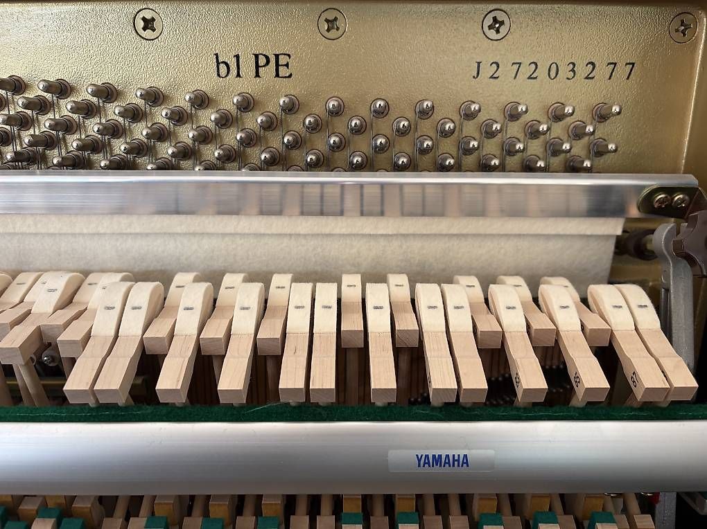Strumenti musicali: Piano droit YAMAHA – Usato da Vich venduto da NatachaCK 4