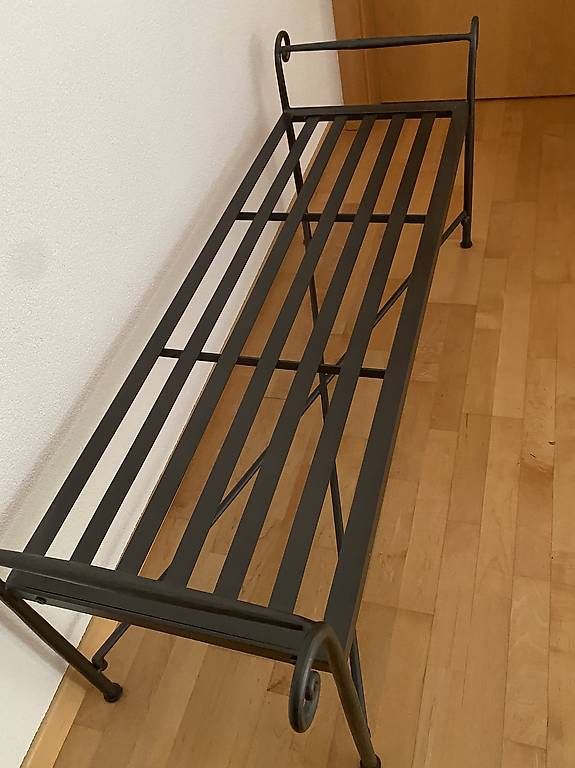 Bancs: Schöne, rustikale Eisen-Sitzbank mit Polster – D'occasion à Lüchingen par ebkaufsuche 4