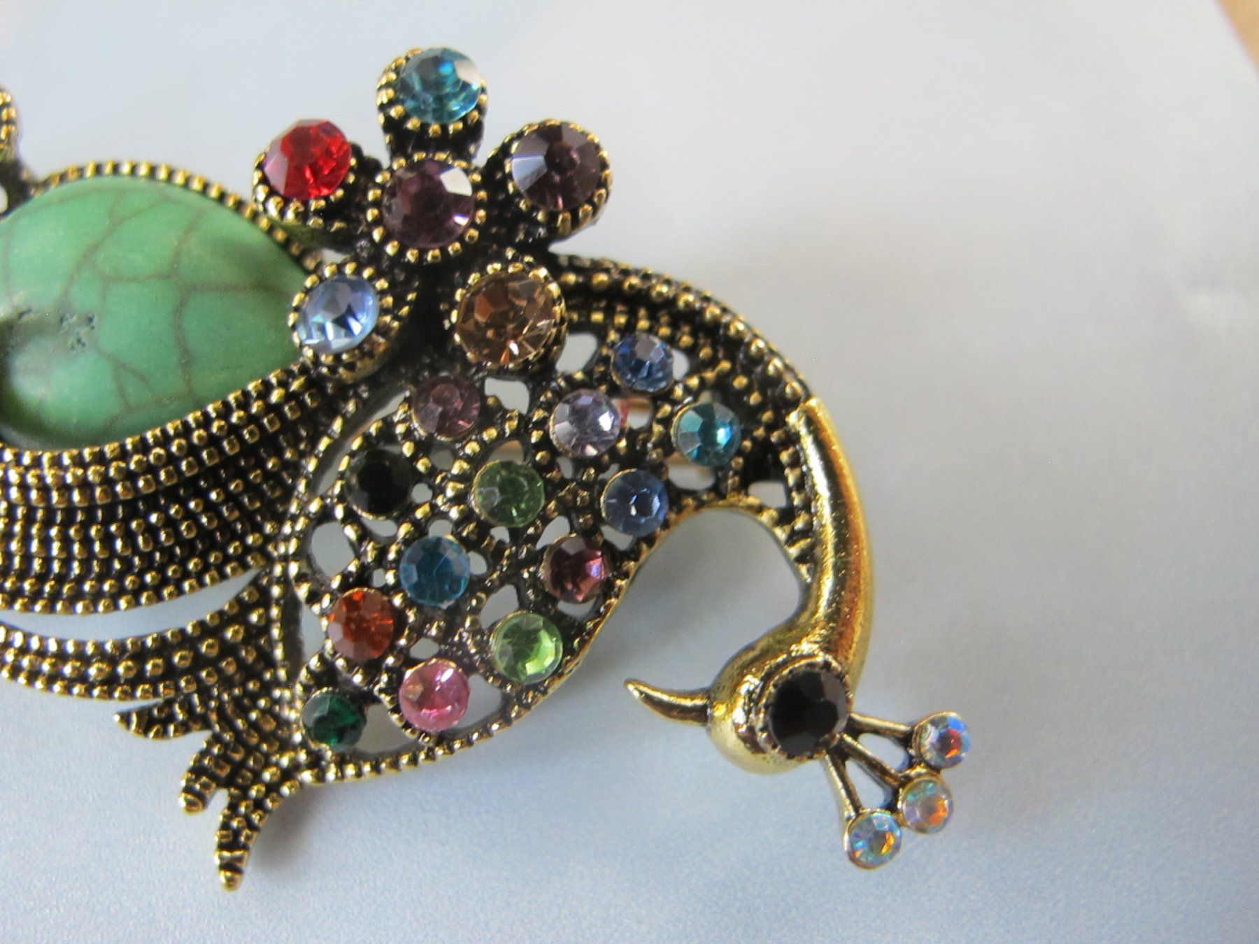 Broschen & Nadeln: Pfau Brosche, goldfarben mit bunten Strasssteinen – Neu (gemäss Beschreibung) aus Löhningen von Chimae67 4