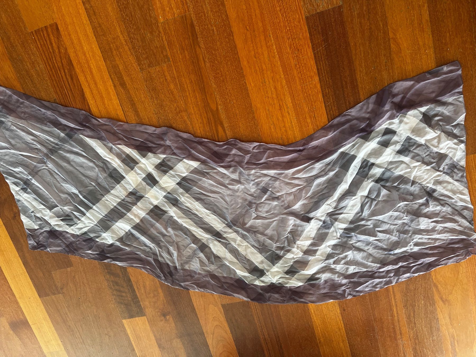 Burberry Foulard & Sciarpe: Burberry Schal Seide violett – Usato da Dietwil venduto da schiwi