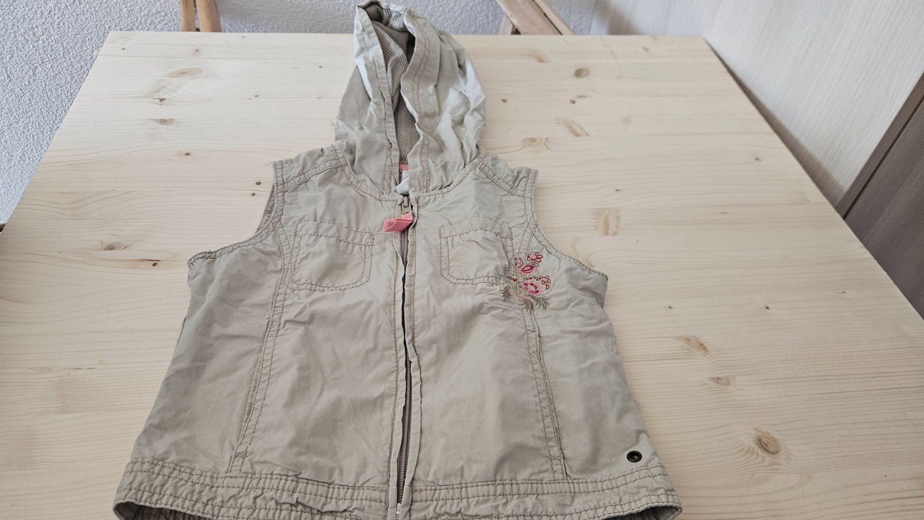 Autres vêtements fille: Here+There Kinderweste Gr. 122 beige mit Kapuze – D'occasion à Escholzmatt par _die_Kaempferin