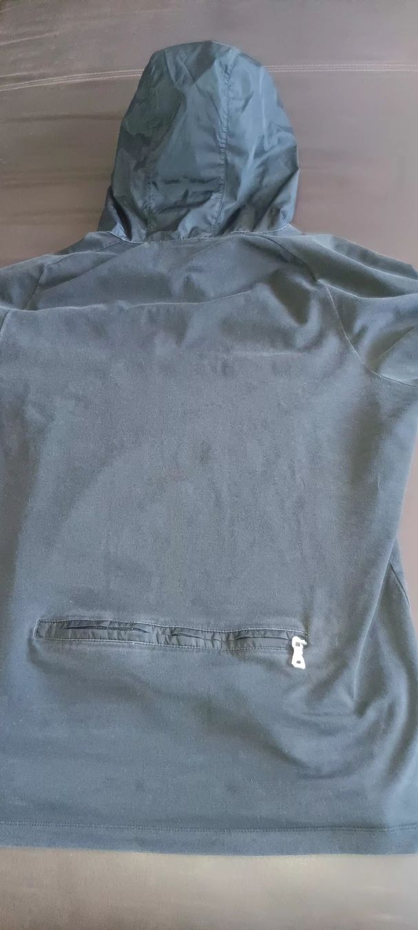T-shirt: prada tee shirt avec capuche nylon – Usato da noville venduto da fardusa