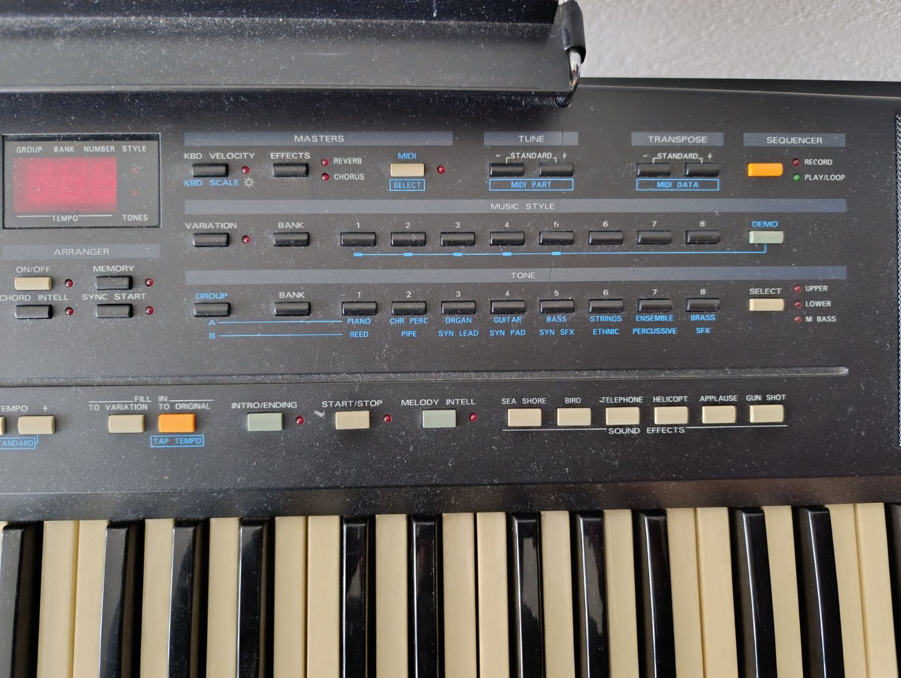 Roland Strumenti musicali: Synthétiseur vintage Roland E-15 avec support – Usato da Orpund venduto da koni_kid 5