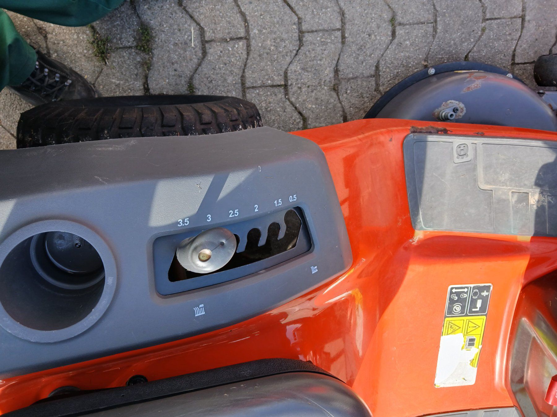 Husqvarna Rasenmäher: Rasentraktor Husqvarna CTH174 – Gebraucht aus Münchenwiler von Zellerbarbara 3