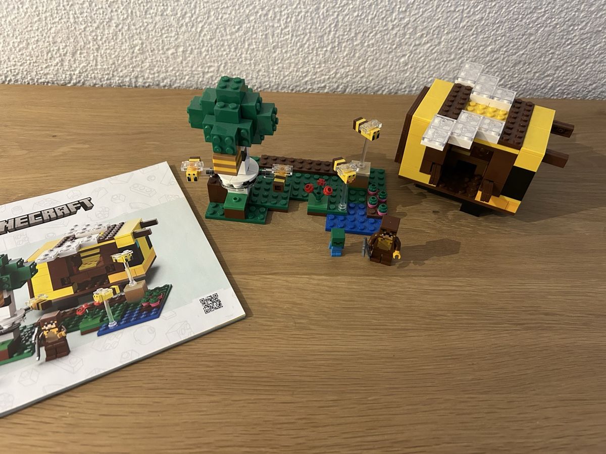 Lego Spielzeuge: Lego Minecraft Das Bienenhäuschen 21241 – Gebraucht aus Naters von Gemschhtte 1