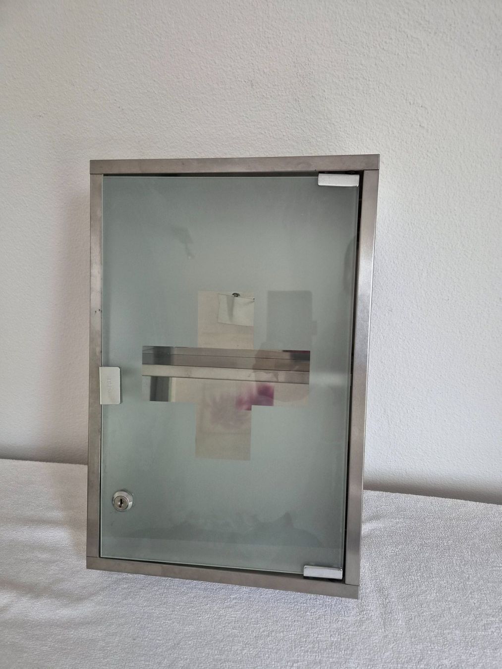 Schränke: Medikamentenschrank – Gebraucht aus Oberurnen von inf_9rpr