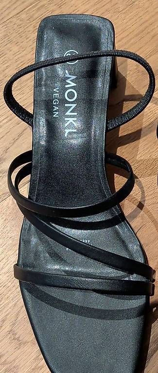 Damenschuhe: Schwarze Sandalen mit Absatz, Grösse 39 – Gebraucht aus Uetendorf von stefflacheffe01