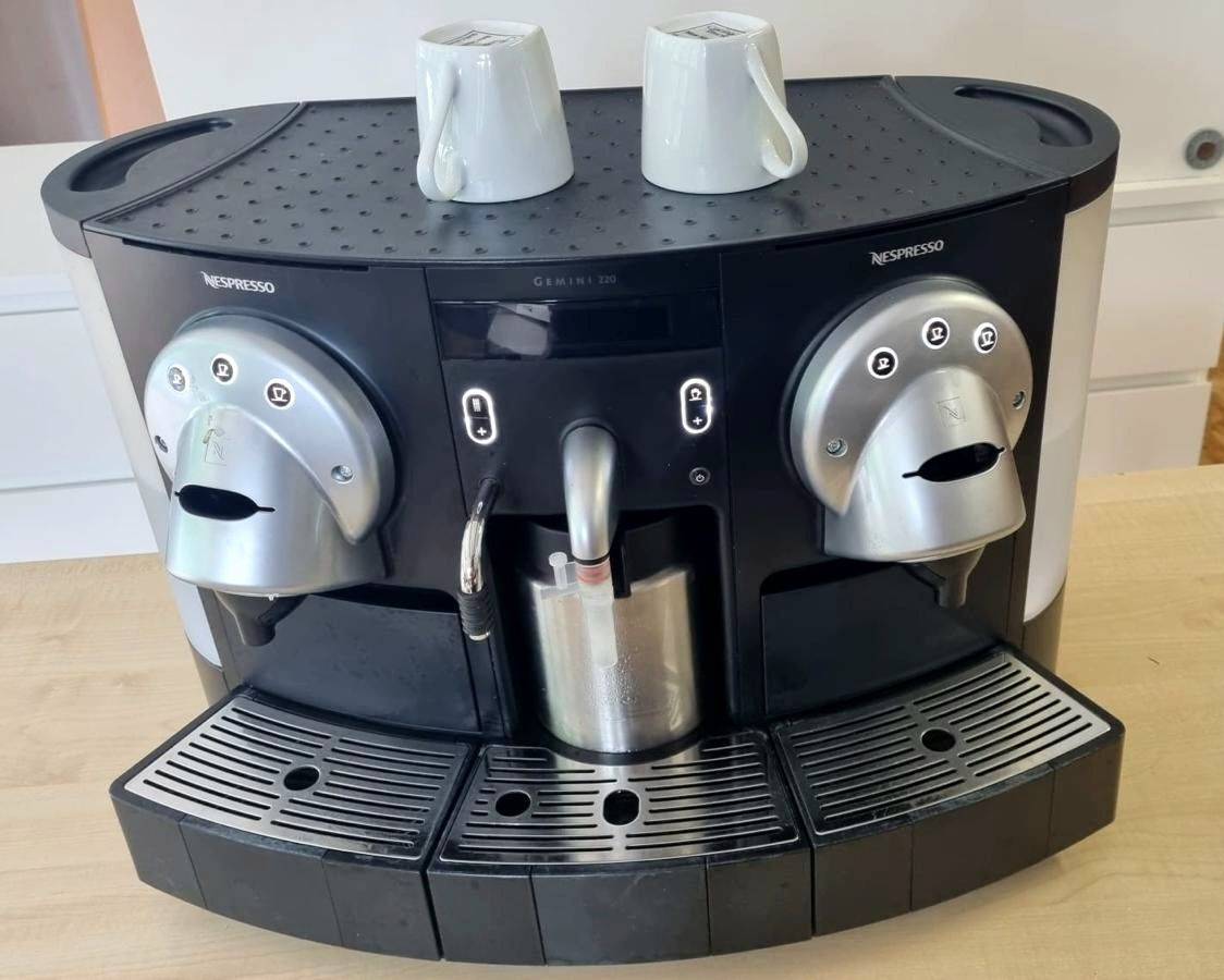 Nespresso Gemini CS220 Pro + 31 Tassen und Unterteller (Gebraucht) in ...