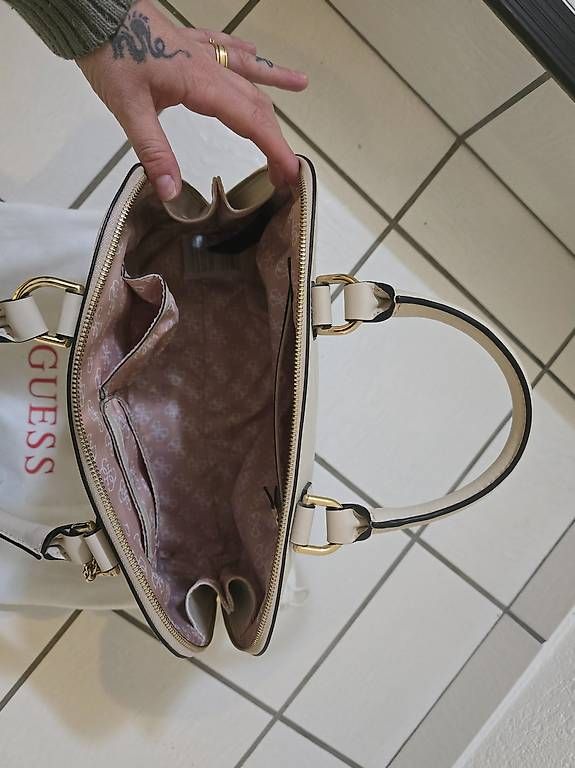 Sacs femmes: Guess Tasche  – D'occasion à Bilten par Sabrina_95_ 1