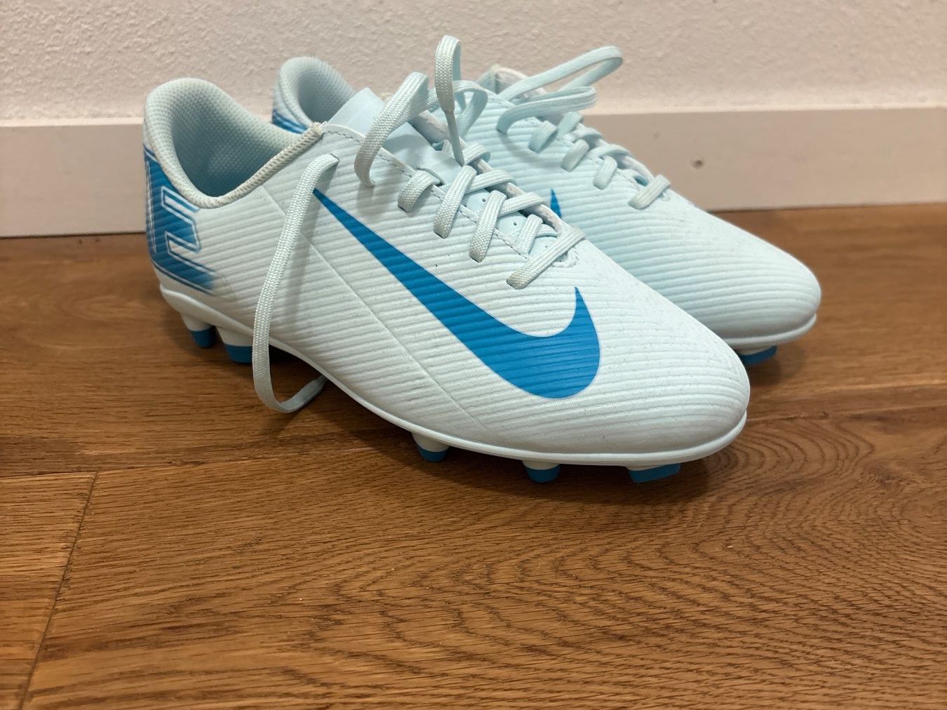Nike Schuhe für Jungen: Chaussures de foot enfants – Neu und originalverpackt aus Nyon von Iryna1260