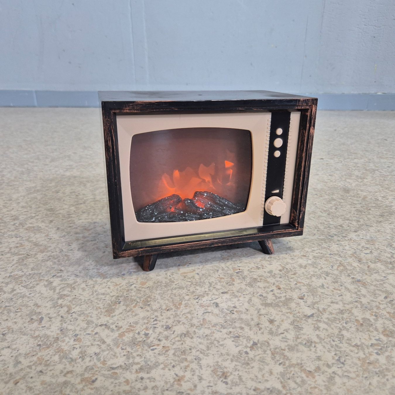 Cheminée: LED Mini Kamin 'Vintage TV' Flammeneffekt Deco Kamin – D'occasion à Nottwil par Wondewa-Shop 2