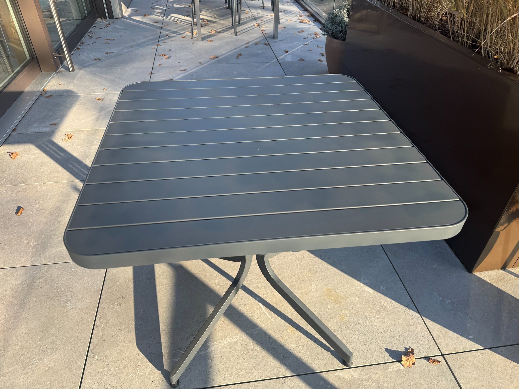 Pfister Set di tavolo e panche: Table de jardin carrée anthracite + 2 chaises grises. – Usato da Genève venduto da eod_88k6 7