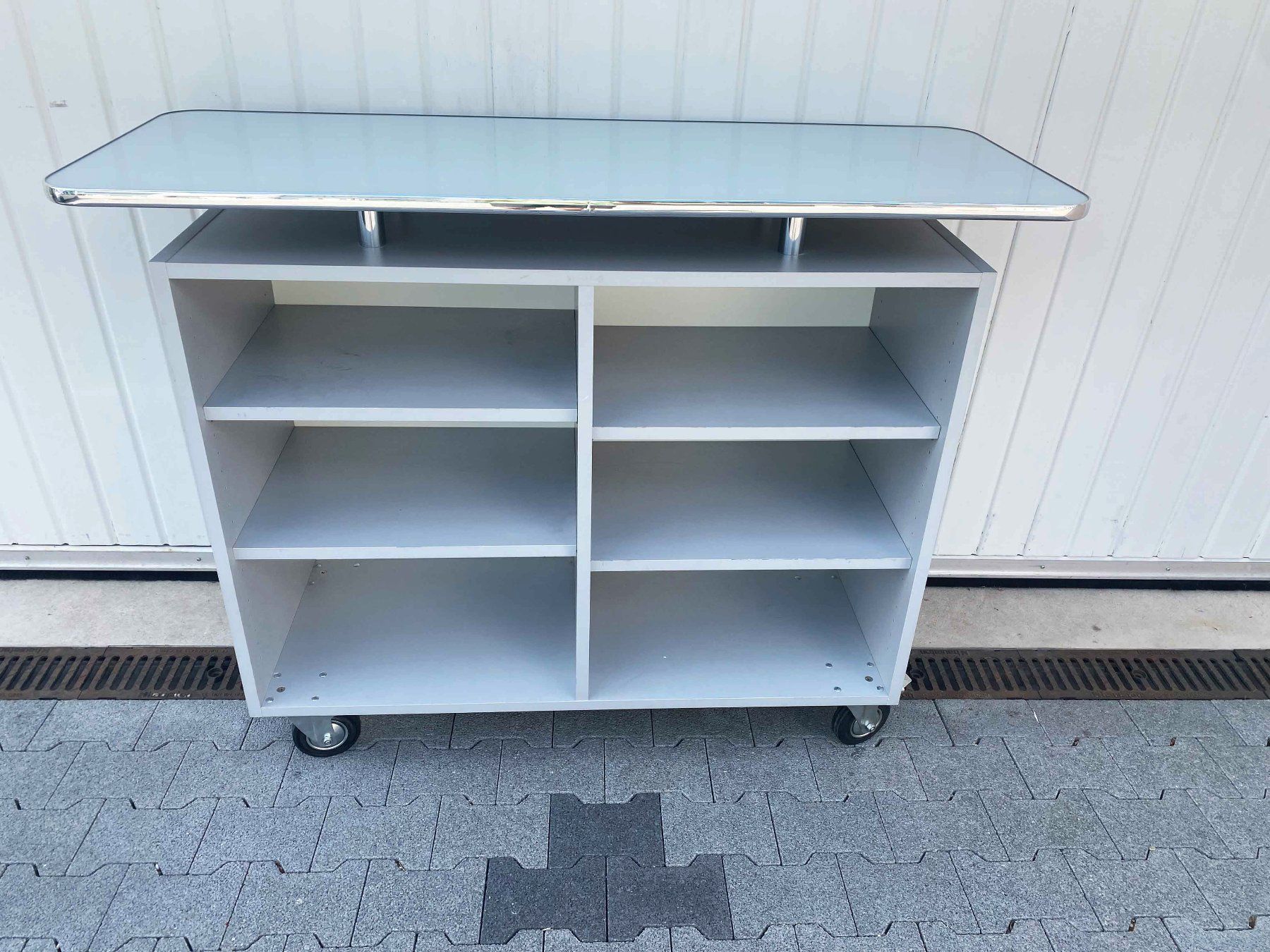 Ladenausstattungen & Messebau: Elegante Theke, Bar, Tresen – Gebraucht aus Beringen von Kultgut 7