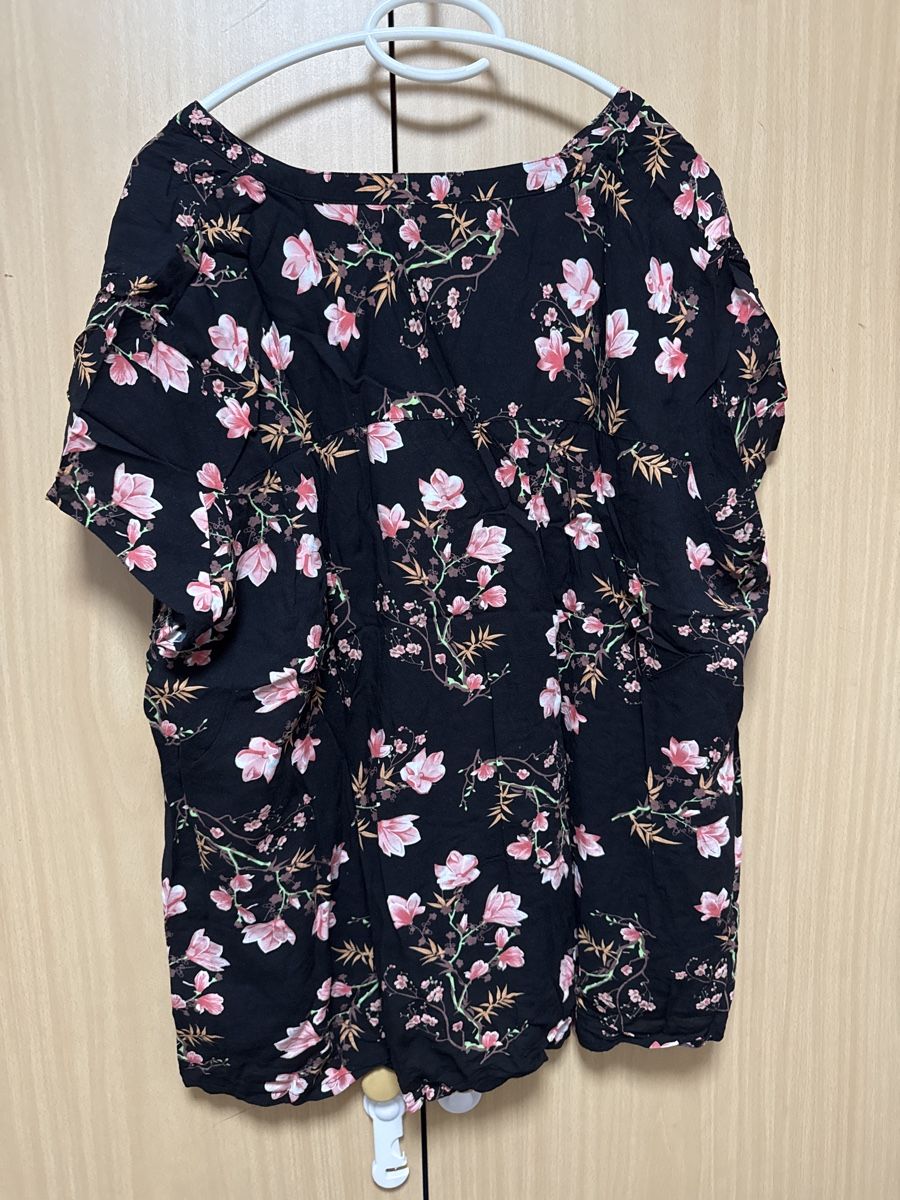 C&A Camicette: Bluse Schwarz mit Blumenmuster, Gr. 50 – Nuovo (secondo la descrizione) da Thun venduto da Vans_98 3