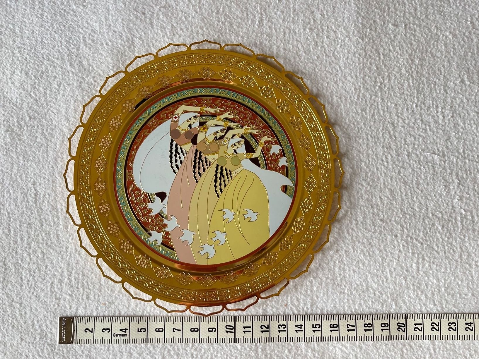 Piatti di portata: Chinesischer Deco-Teller mit Holzständer – Nuovo e nell'imballaggio originale da Kriens venduto da Angie88
