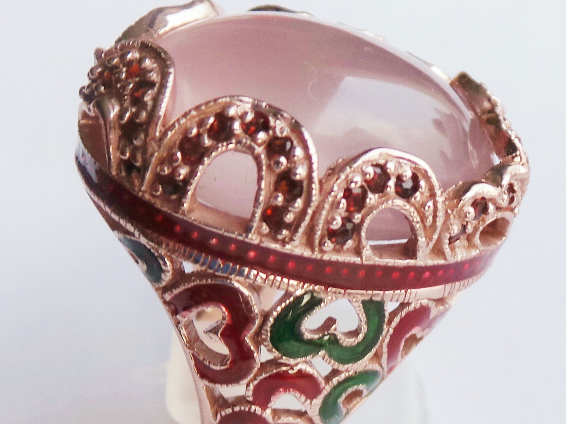 Anelli: Roségoldfarbener Ring mit Chalcedon Cabochon und Emaille – Nuovo (secondo la descrizione) da Zürich venduto da adriben 4