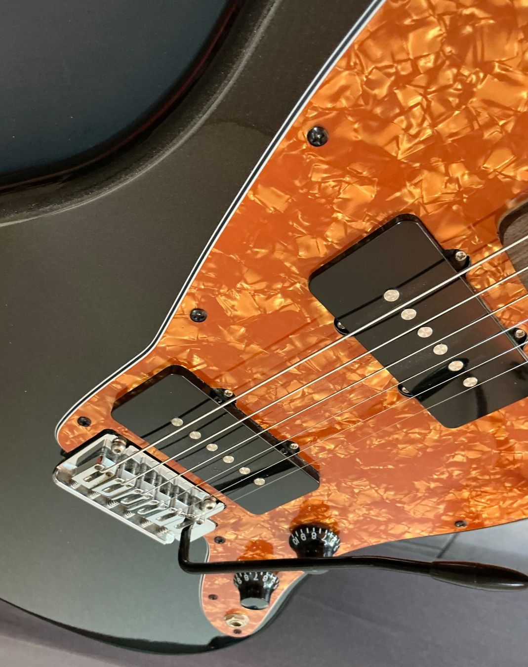 Squier Strumenti musicali: Squier by Fender Affinity Jazzmaster Ltd. Black/Burnt Orange – Nuovo (secondo la descrizione) da Rümlang venduto da barognoni 5