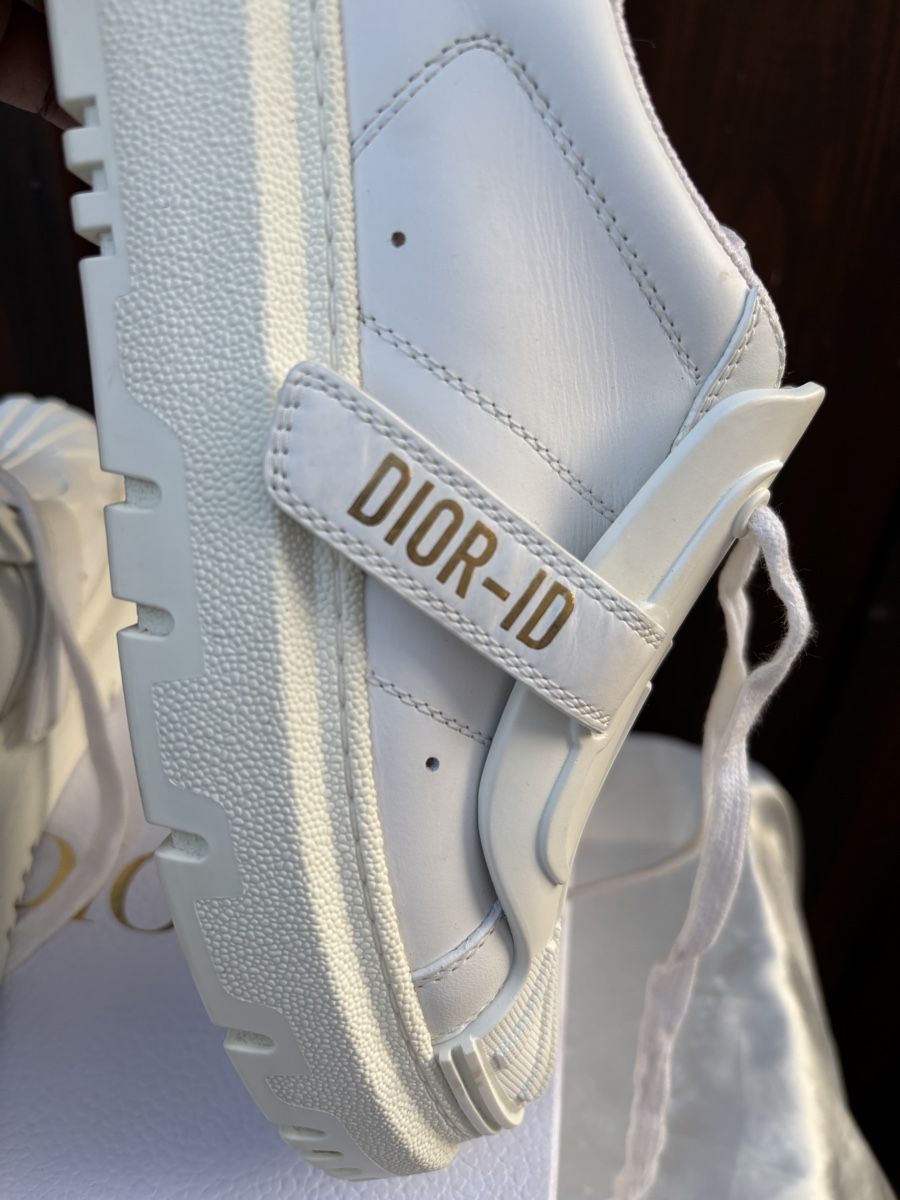 Dior Chaussures femmes: Dior Sneaker ID Weiss Leder Grösse 39,5  – D'occasion à Oberwil BL par daniellea_k 7