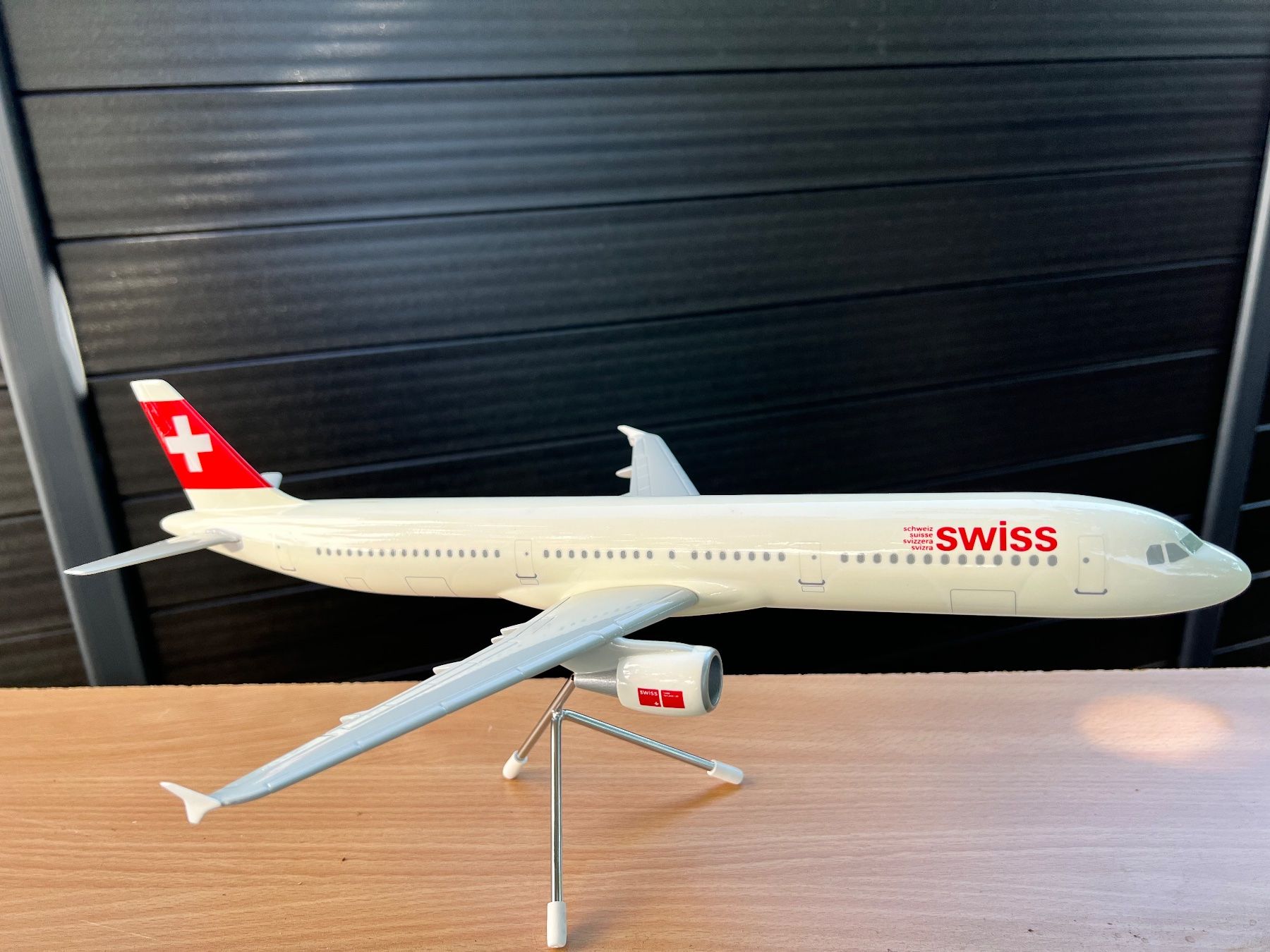 Swiss Modellbausätze & Standmodelle: Airbus Swiss A321  1:100 – Gebraucht aus Neuhausen a/Rhf von phantong 3