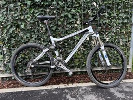 Trek Mountainbike vollgefedert für Frühlingstouren, Top-Z...