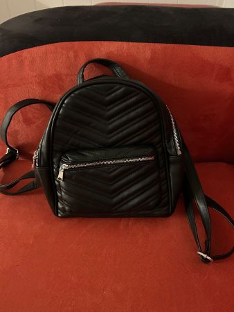 Schicker, kleiner, schwarzer Rucksack aus Kunstleder Top!