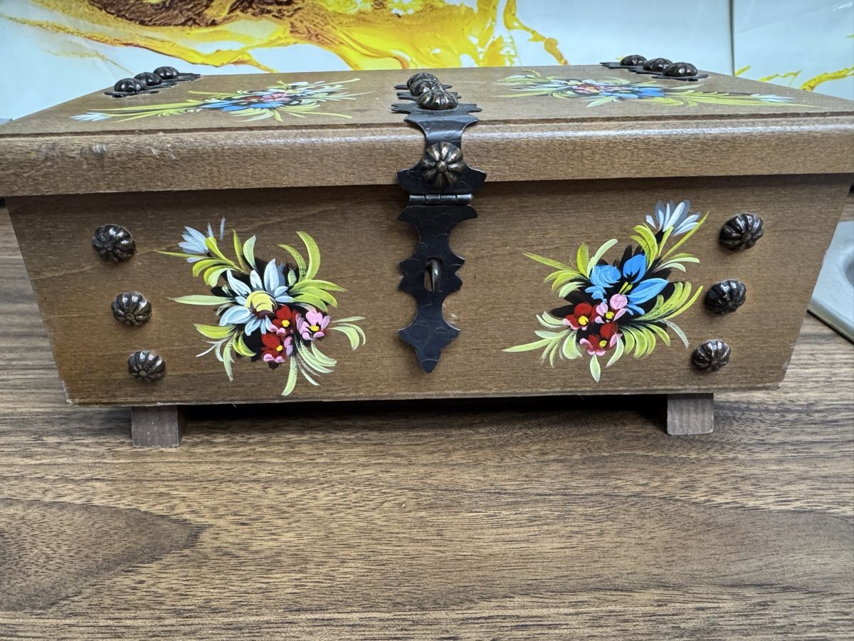 Coffres: Holzschatulle mit Blumenmotiv  – D'occasion à Oftringen par Makeq 1