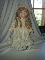 Porzellanpuppe mit Kleid und Hut guter Zustand
