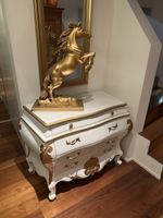 Kommode mit Pferdefigur in Goldoptik, weiss