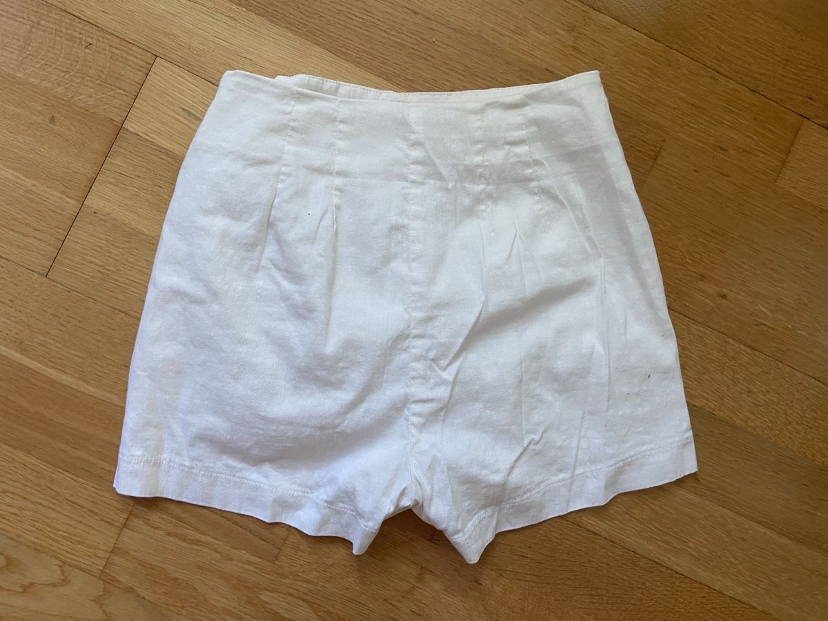 Bershka Röcke: Weisser mini Rock mit Shorts, Grösse XS – Gebraucht aus Zürich von cas_x6pw 2
