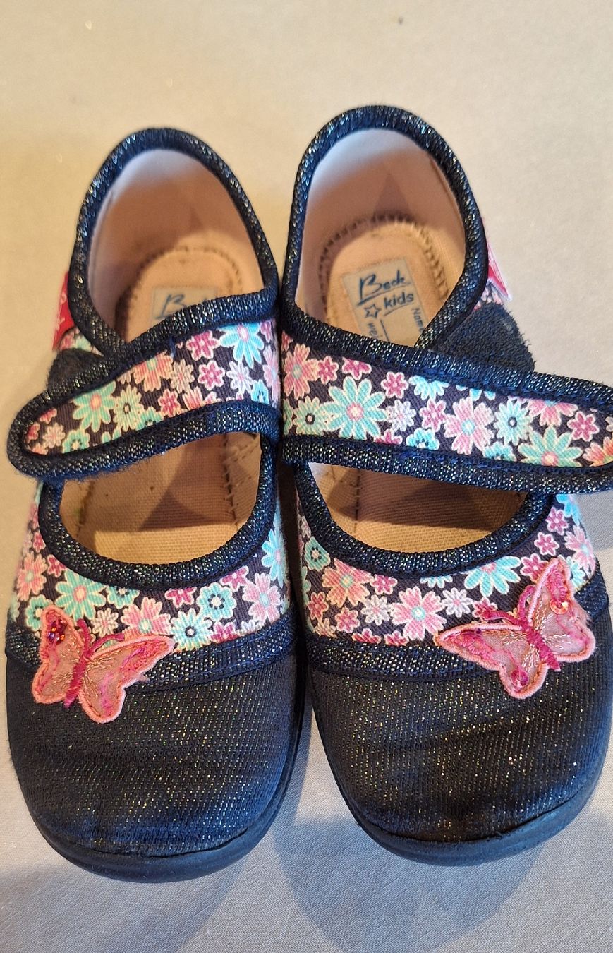 Schuhe für Mädchen: Hausfinken,  Grösse 28 – Gebraucht aus Oberägeri von run_cj6q