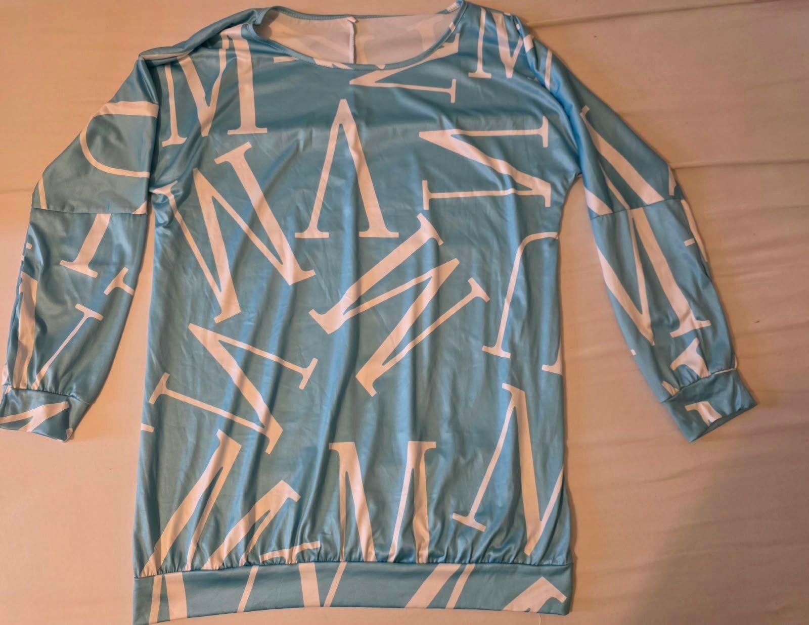 Pullover & Sweatshirts: Damen Pullover hellblau mit Buchstabenmuster – Neu (gemäss Beschreibung) aus Kriens von ang_fg7r