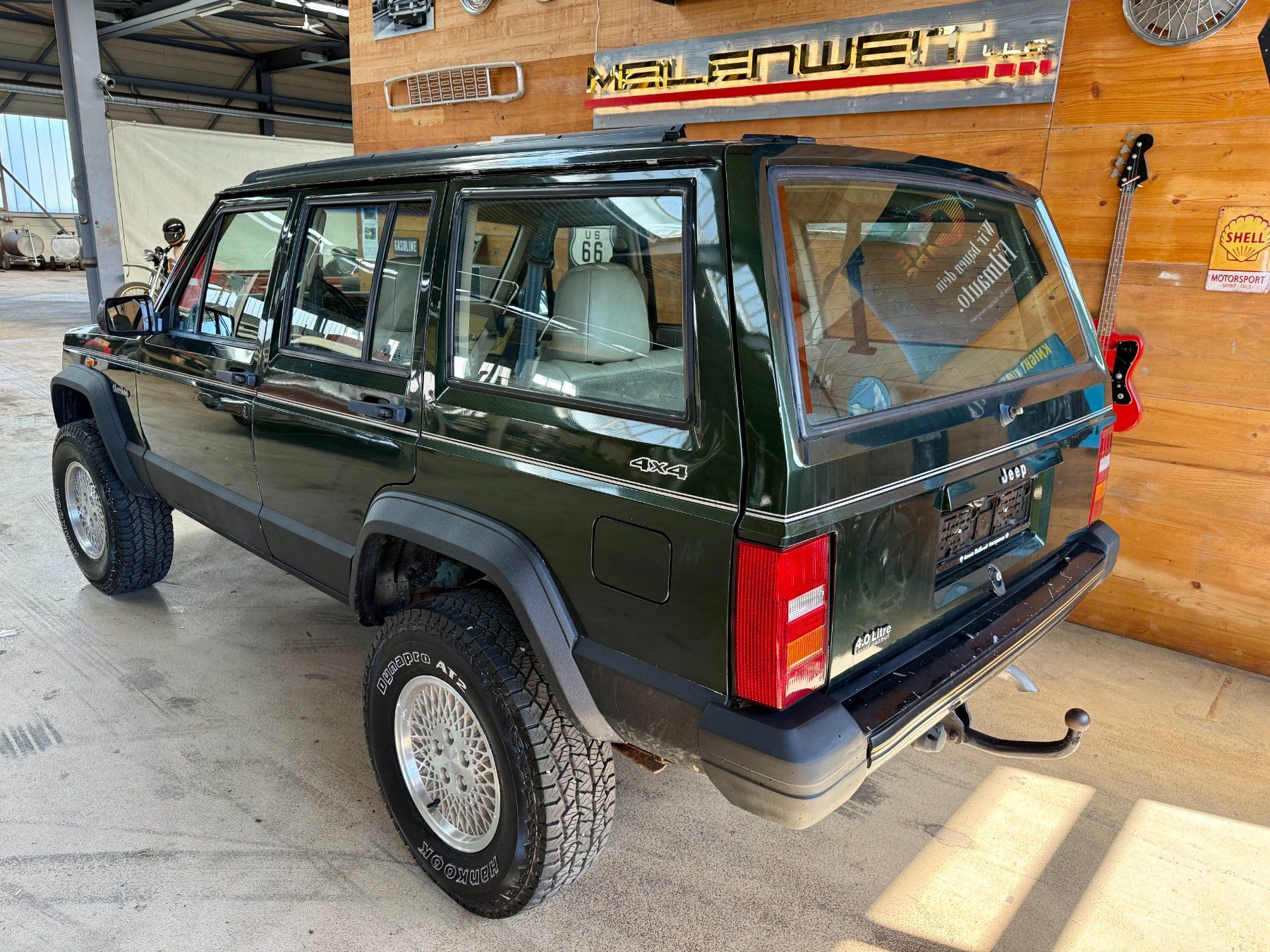 Jeep Automobili: Jeep Cherokee 4.0 XJ – Usato da Gretzenbach venduto da GarageMeilenweit 7
