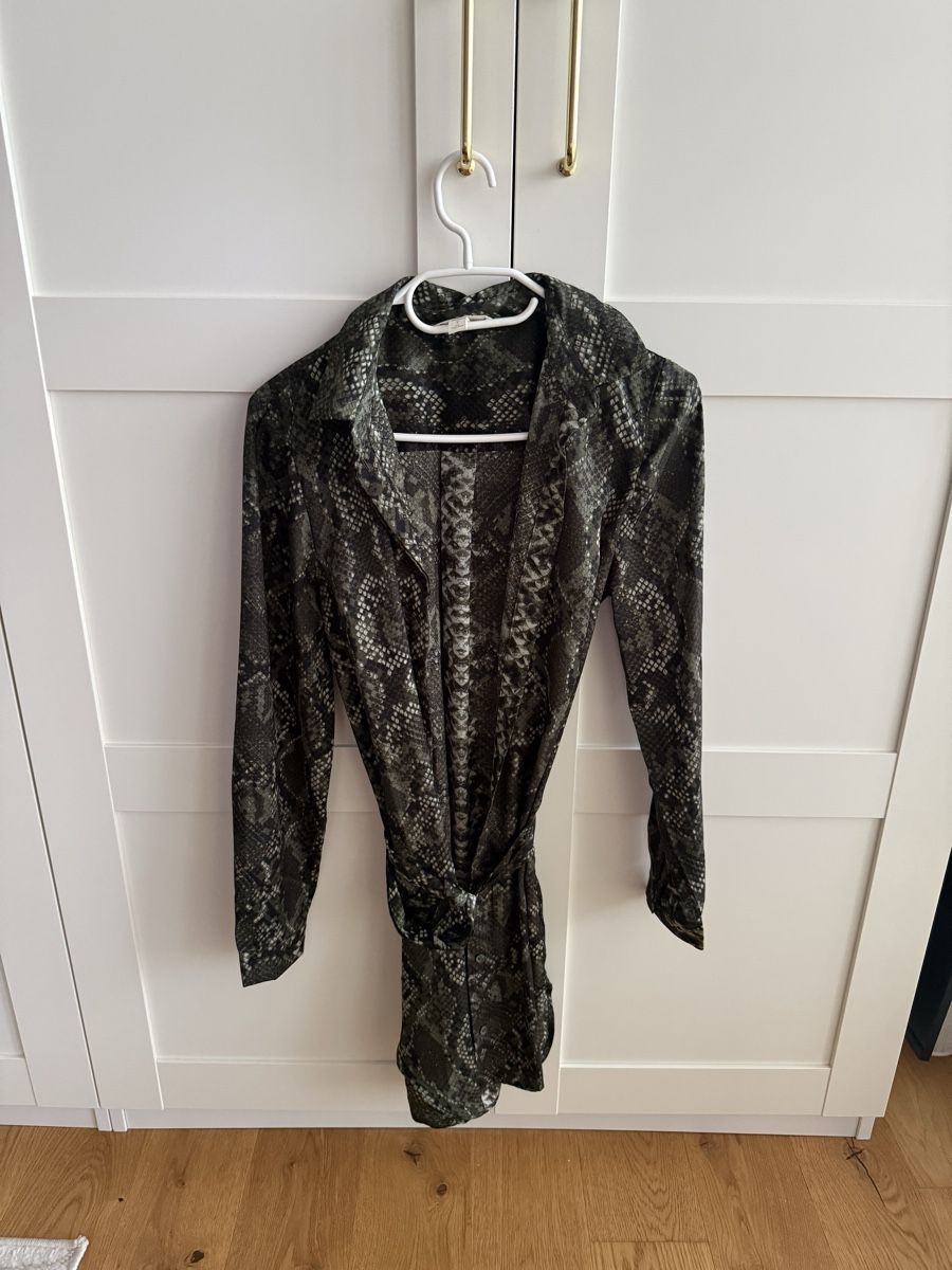 H&M Camicette: Kleid Damen Schlangenmuster Grösse 36 – Usato da Grenchen venduto da Bach94