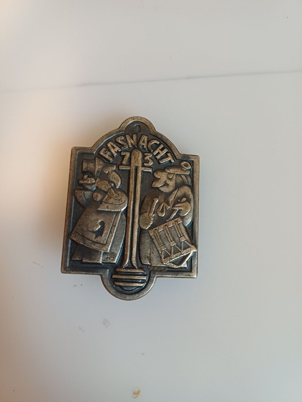 Basler Placchette & Badge: Basler Fasnachts Plakette 1973 – Usato da Basel venduto da kru_rv99