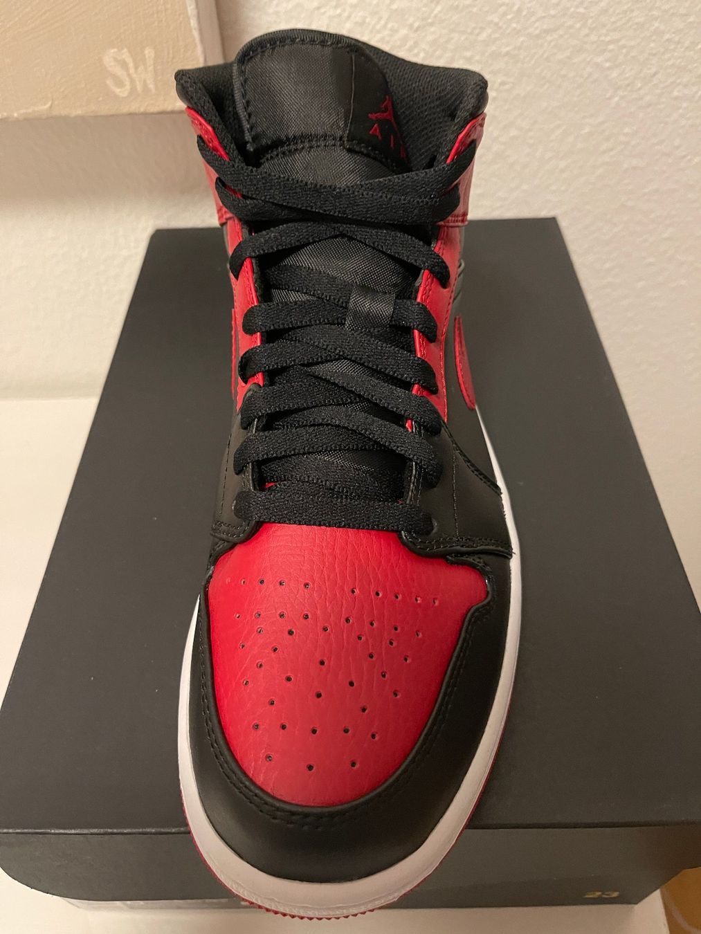Jordan Scarpe da uomo: Jordan 1 Mid " Bred " Eu 41 – Nuovo e nell'imballaggio originale da Luzern venduto da blumentopf783 2