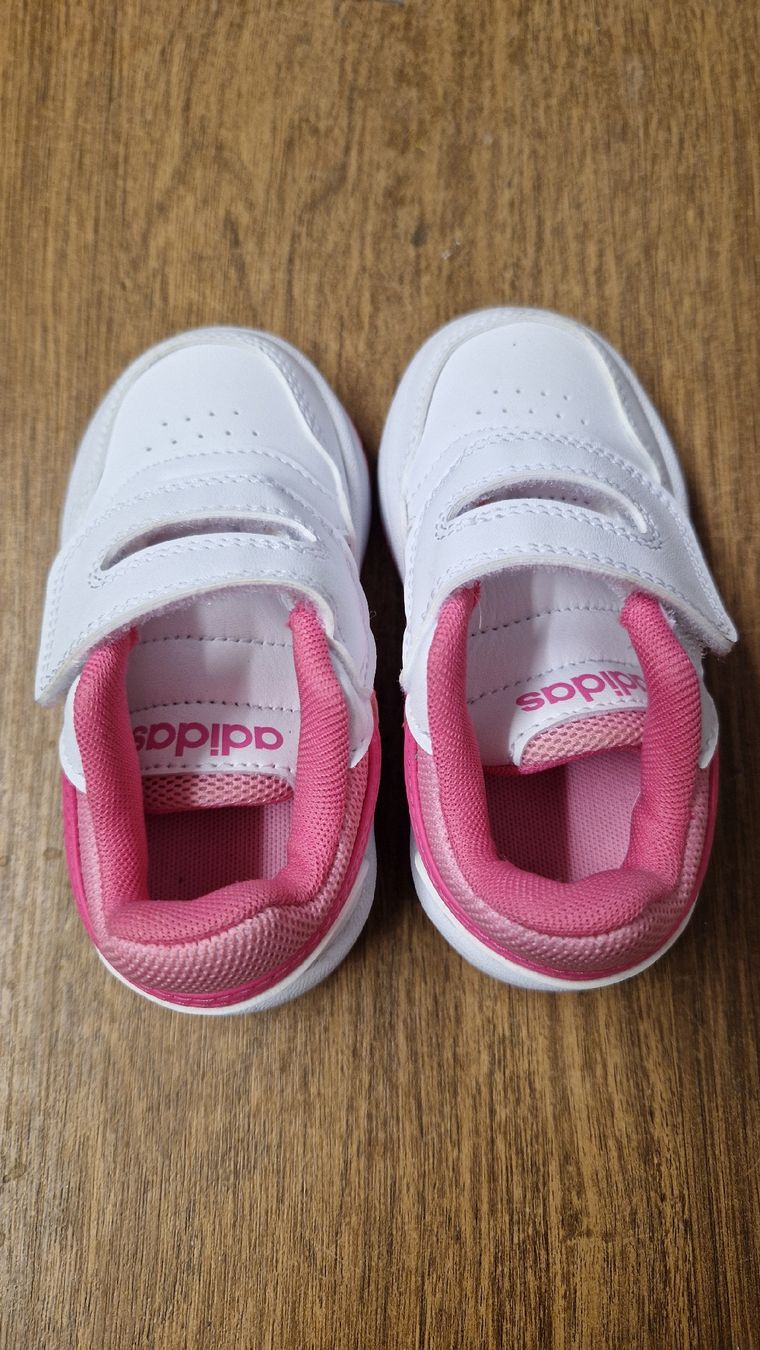 Adidas Schuhe für Mädchen: Adidas Schuhe größe 23 – Gebraucht aus Biberist von StoffNadel
