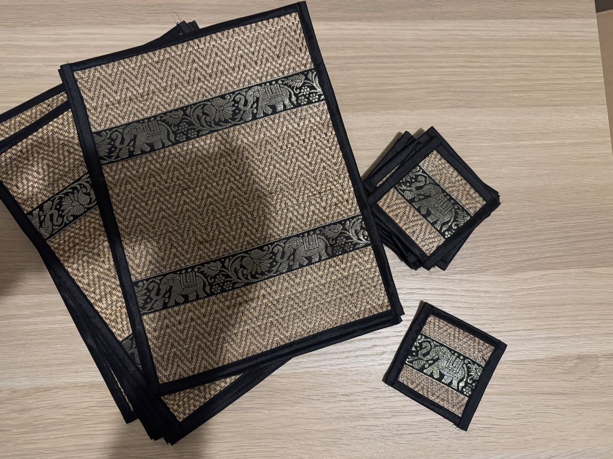 Set di tavolo e panche: Tischsets mit Glasuntersetzer – Usato da Siebnen venduto da MikeK94