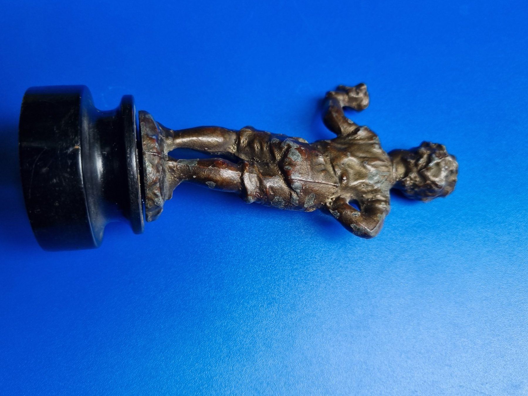 Statuette: Antike Figur Junge mit Blumen – Usato da Schaffhausen venduto da Leveron13 5
