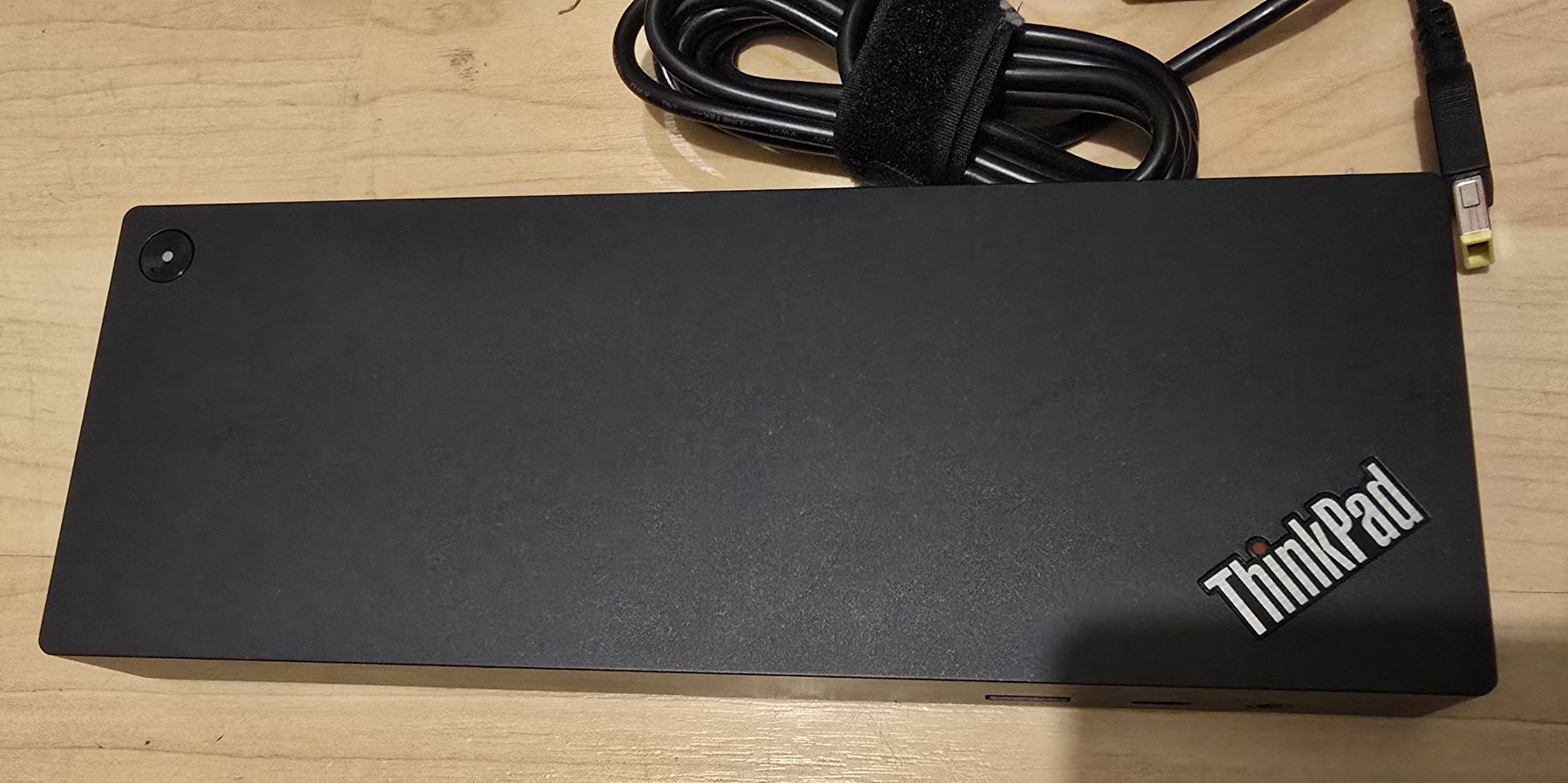 Lenovo Docking station: Lenovo ThinkPad Docking Station with Power Adapter 135W – Usato da Studen BE venduto da tha_dhp8 2