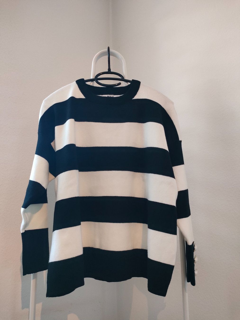 Maglioni & Felpe: Wunderschöner Damen-Pullover mit Knöpfen am Arm – Nuovo (secondo la descrizione) da Dietikon venduto da MJ_Sporting 4
