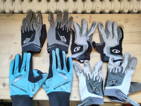 4 paires de gants VTT utilisés