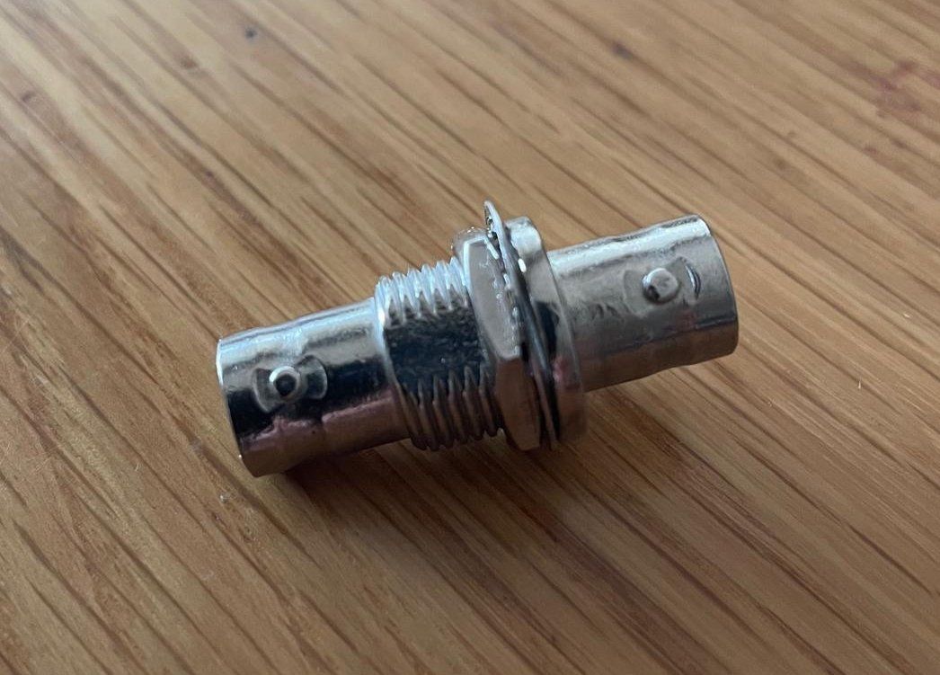 Laufwerke & Adapter: BNC auf BNC Adapter - Buchse 50 Ohm – Gebraucht aus Schaffhausen von Jove1