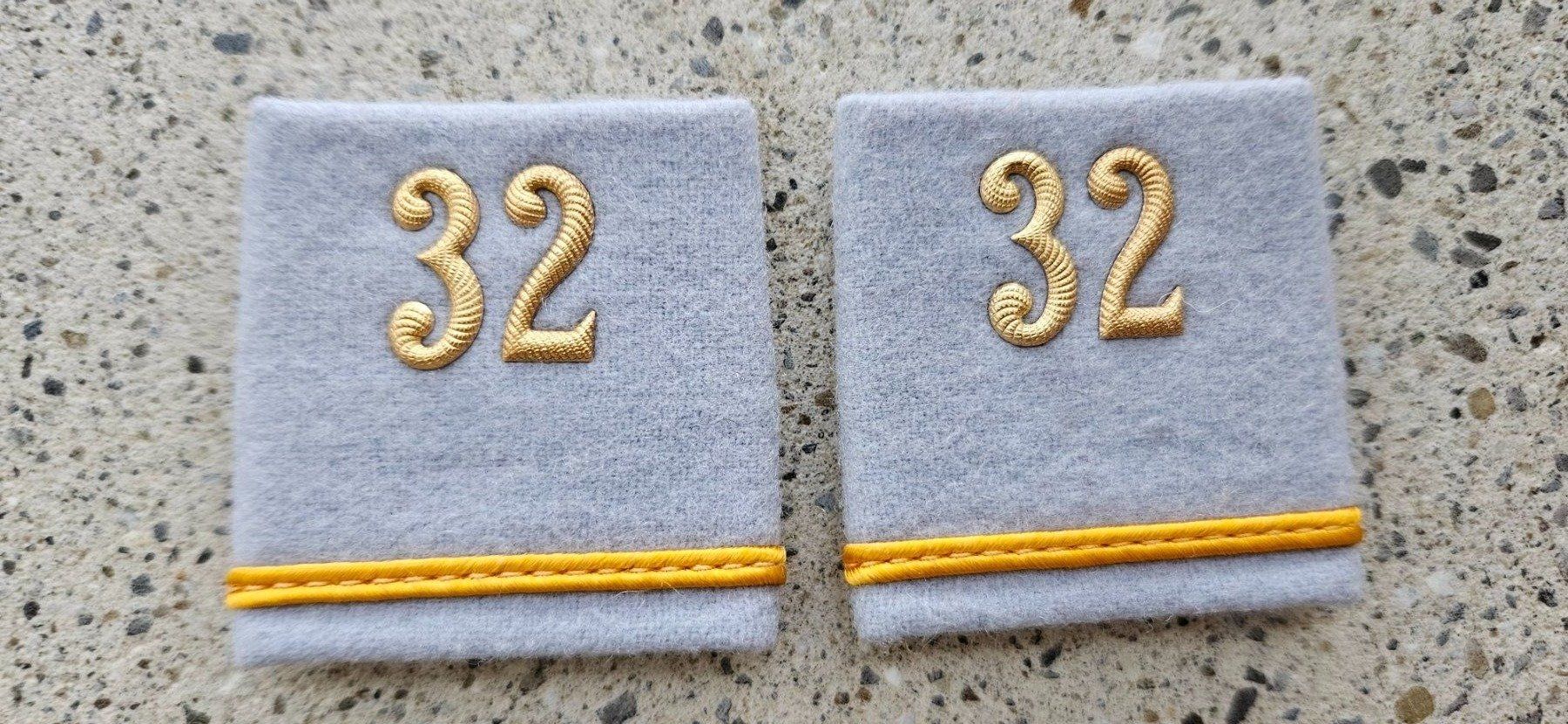 Schweizer Armee Plaketten & Abzeichen: *** Patten /Schulterschlaufen mit Nummer *** – Gebraucht aus Riedholz von fr_sIruP